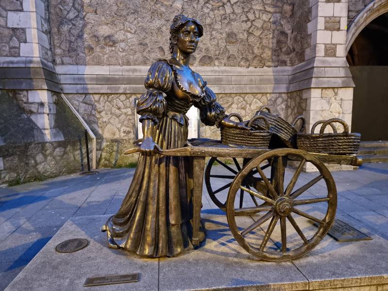 Dublin_Molly_Malone_Statue_1