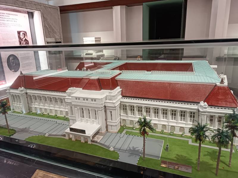 Jakarta_Gold_Bar_at_Museum_Bank_Indonesia_3
