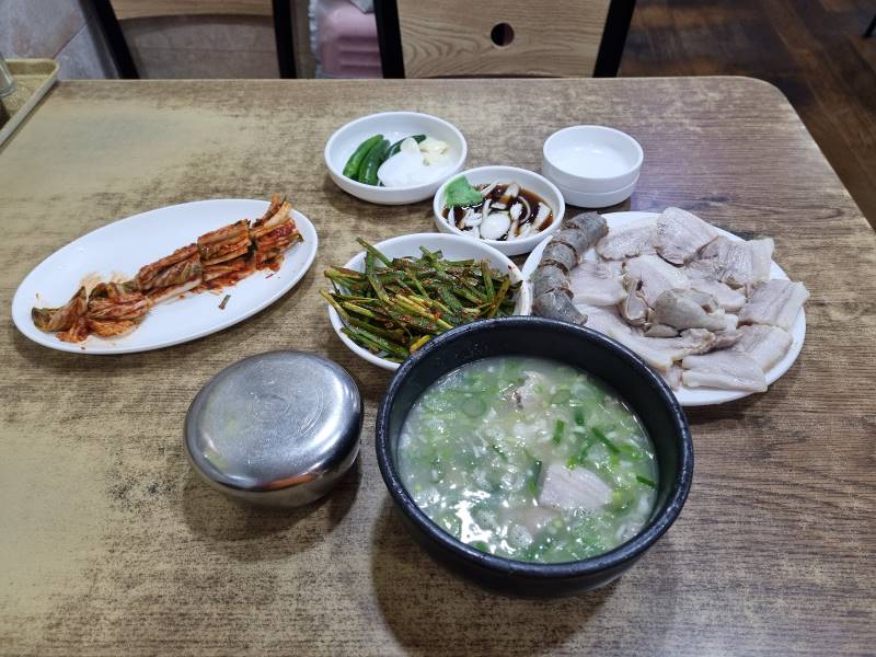 Jung_(Busan)_Bonjeon_Dwaeji_Gukbap_3