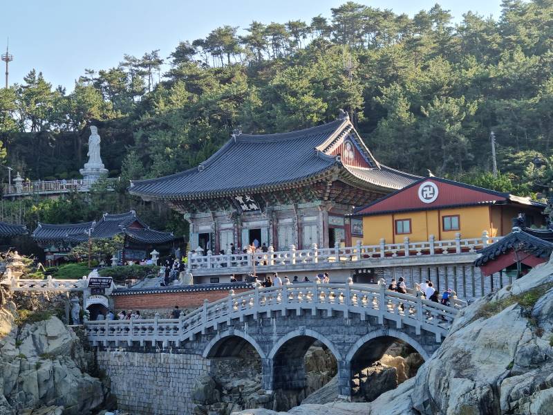 Jung_(Busan)_Haedong_Yonggungsa_Temple_1