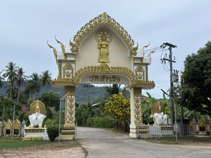 Koh_Samui_White_Marble_Buddha_at_Wat_Samret_2