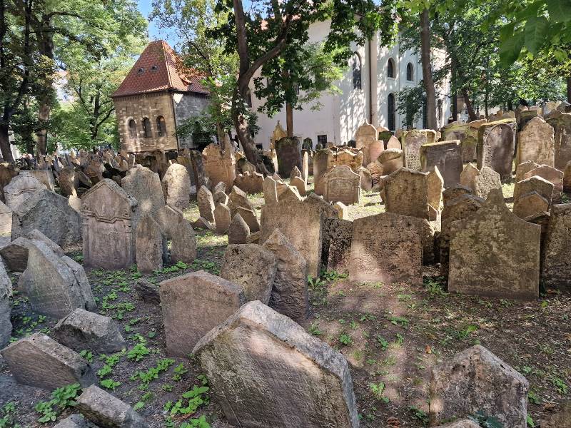 Prague_Old_Jewish_Cemetery_2
