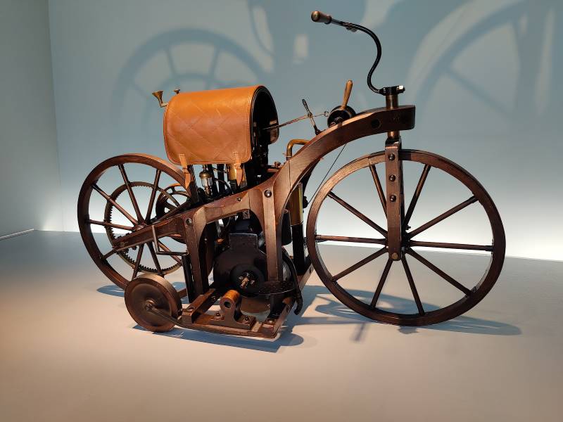 Stuttgart_Mercedes-Benz_Museum_10