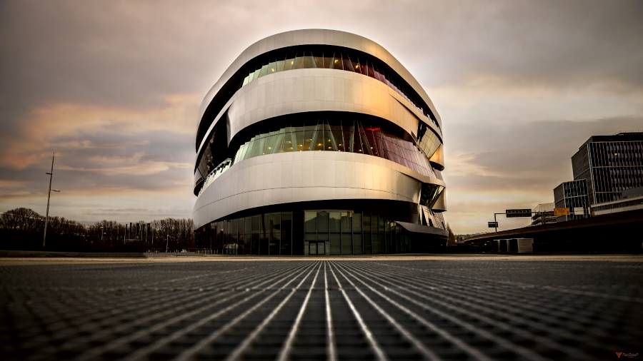 Stuttgart_Mercedes-Benz_Museum_1
