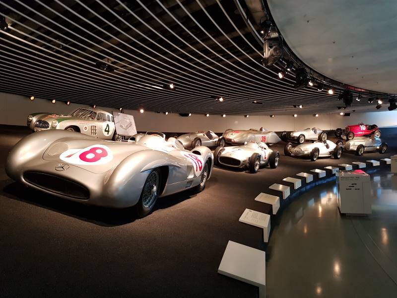 Stuttgart_Mercedes-Benz_Museum_2