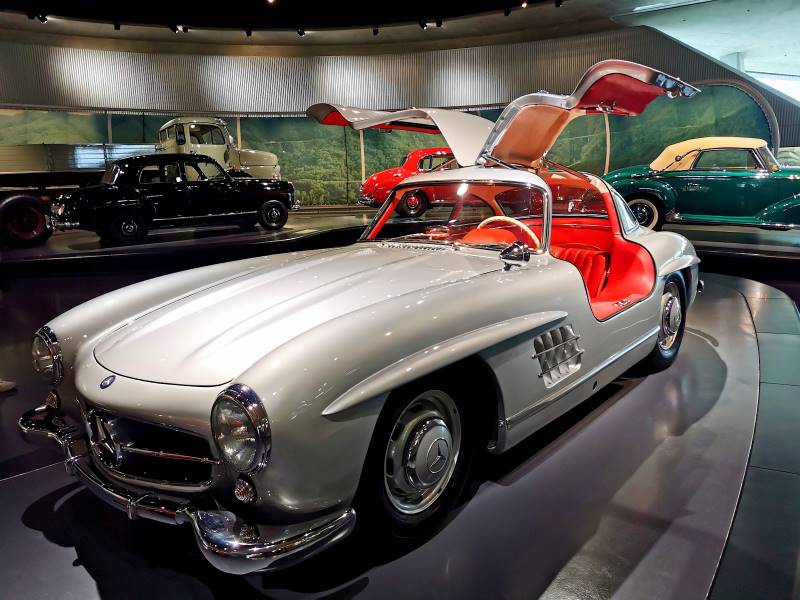 Stuttgart_Mercedes-Benz_Museum_4