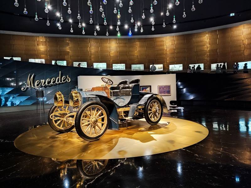 Stuttgart_Mercedes-Benz_Museum_7