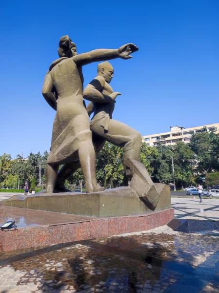 Tashkent_Monument_of_Courage_1