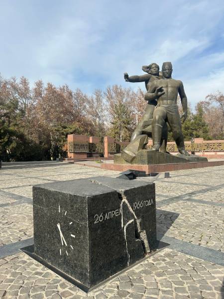 Tashkent_Monument_of_Courage_7
