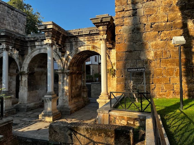 Antalya_Hadrian_s_Gate_1