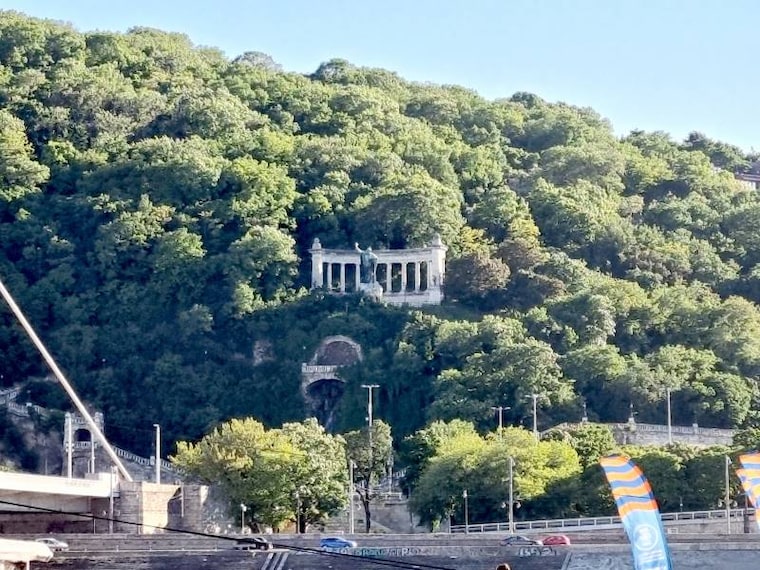 Budapest_Liberty_Statue_1