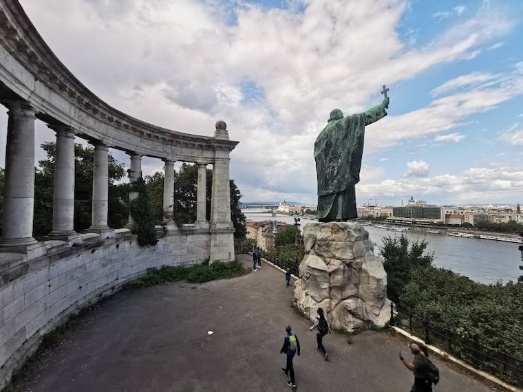 Budapest_Liberty_Statue_3