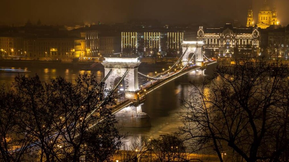 Budapest_Szechenyi_Chain_Bridge_1