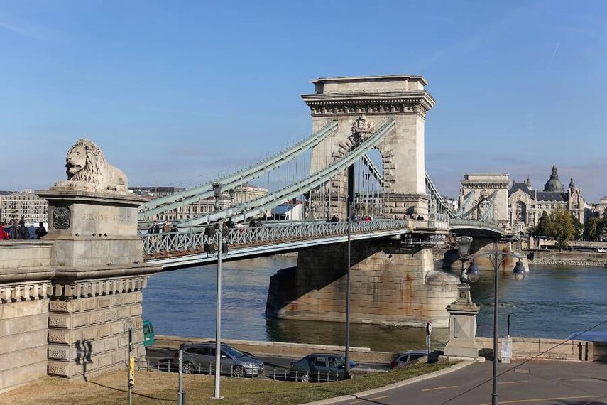 Budapest_Szechenyi_Chain_Bridge_3