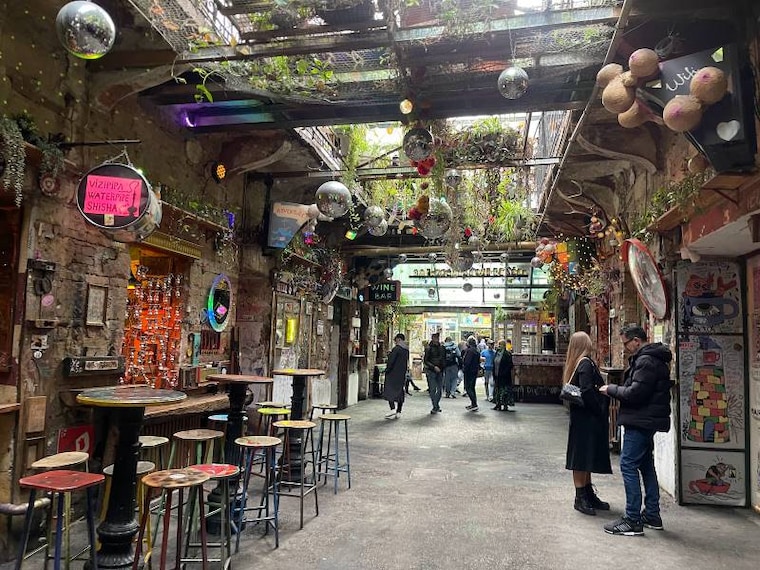 Budapest_Szimpla_Kert_10