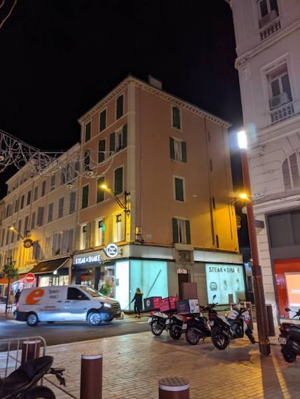 Cannes_Rue_d_Antibes_10