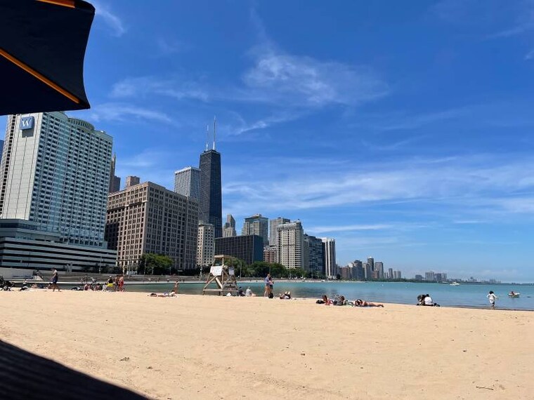 Chicago_Oak_Street_Beach_1