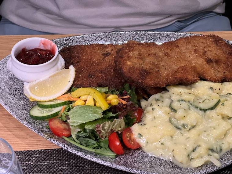 Cologne_Restaurant_Brucken-Riverside_Dining_4