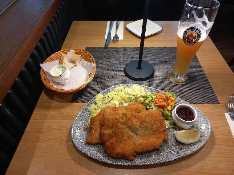 Cologne_Restaurant_Brucken-Riverside_Dining_5