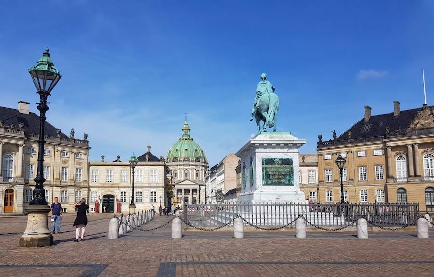 Copenhagen_Amalienborg_Palace_10