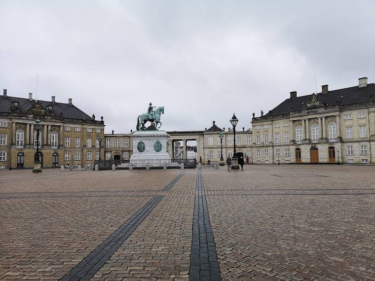 Copenhagen_Amalienborg_Palace_2
