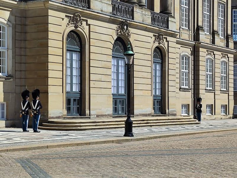 Copenhagen_Amalienborg_Palace_4