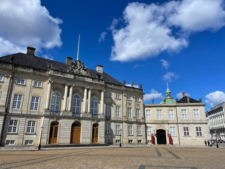 Copenhagen_Amalienborg_Palace_6