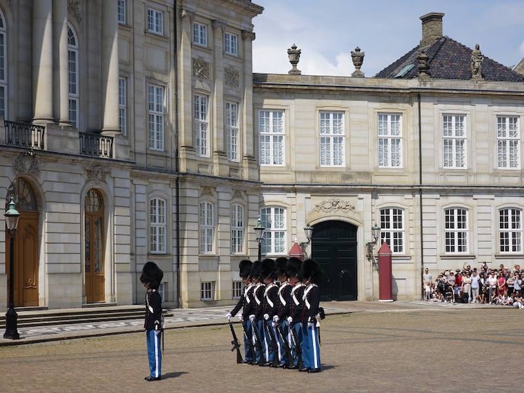 Copenhagen_Amalienborg_Palace_7