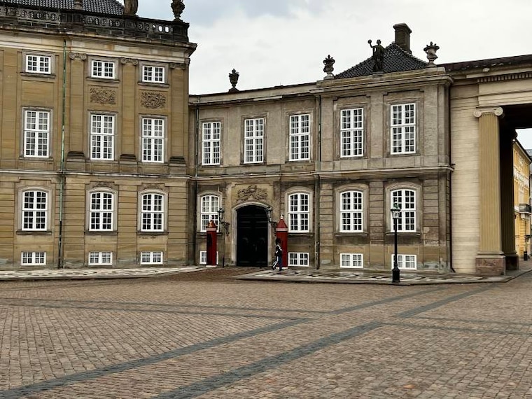 Copenhagen_Amalienborg_Palace_8