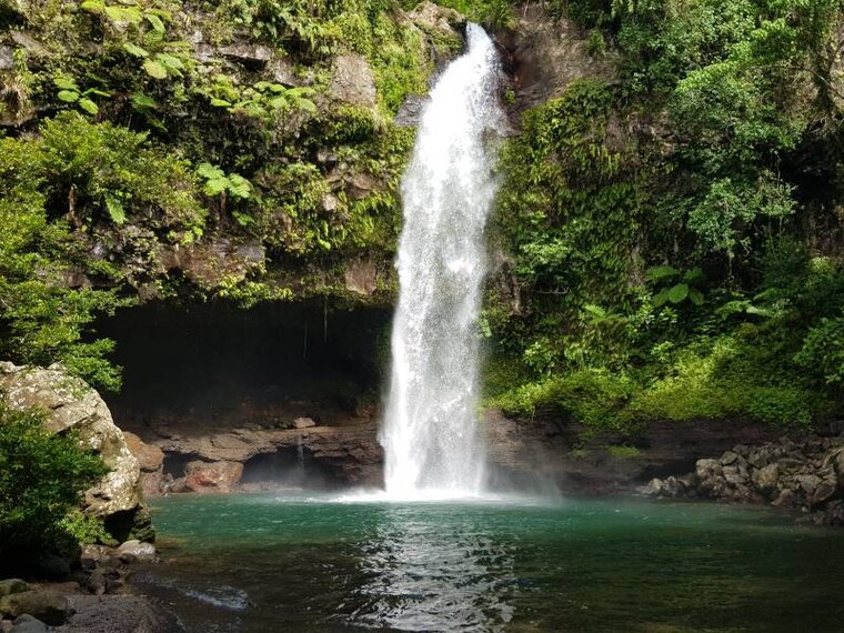 Fiji_Tavoro_Falls_2
