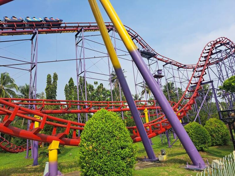 Jakarta_Roller_Coaster_at_Dufan_1
