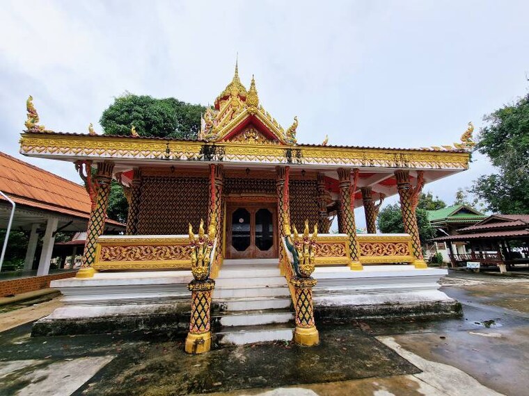 Koh_Samui_White_Marble_Buddha_at_Wat_Samret_1