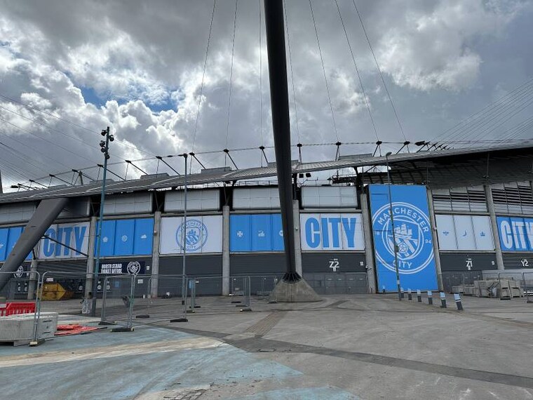 Manchester_Watch_a_football_match_1