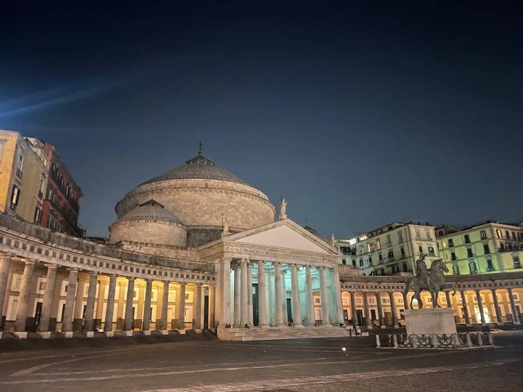 Naples_Piazza_del_Plebiscito_6