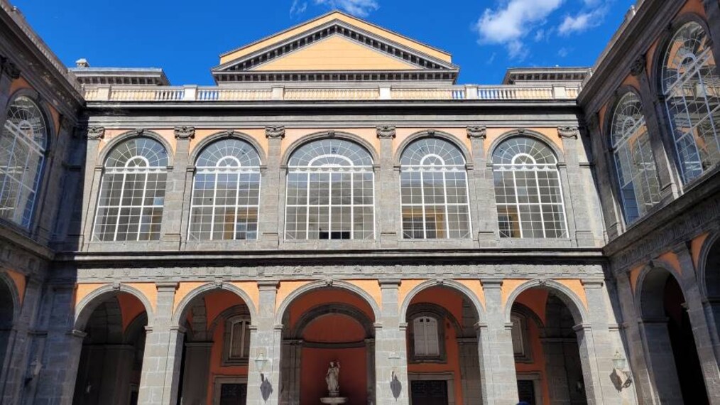 Naples_Piazza_del_Plebiscito_9