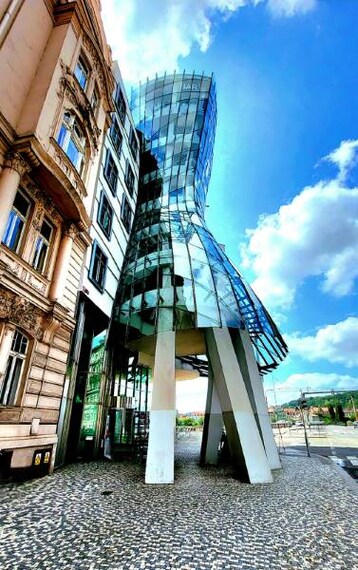 Prague_Dancing_House_2