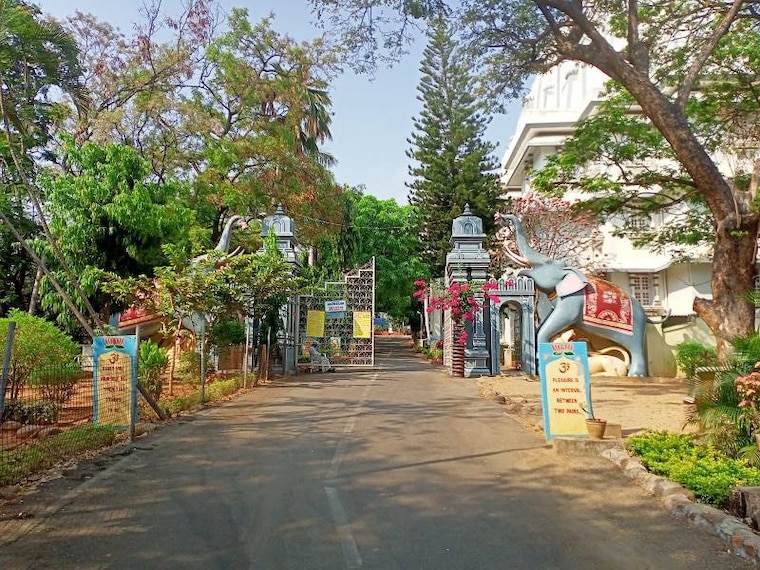 Puttaparthi_Samadhi_Shrine_6