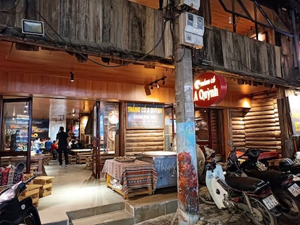 Nha hang Kham Pha Viet (Thang co A Quynh)