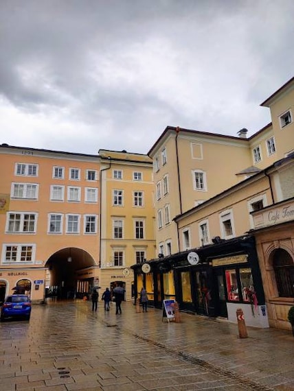 Salzburg_Mozartplatz_8