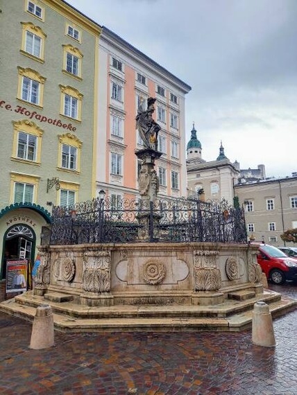 Salzburg_Mozartplatz_9