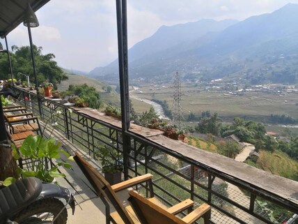 Hike to Muong Hoa Valley