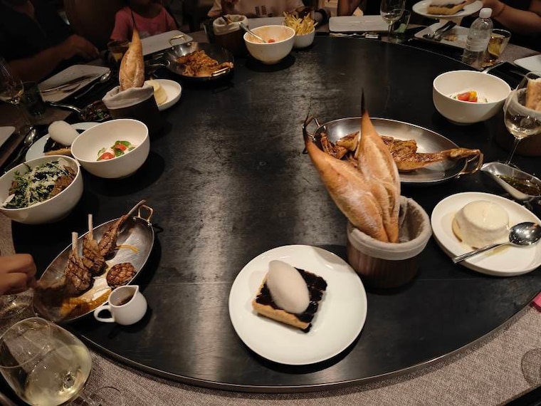 Shanghai_Mr_and_Mrs_Bund_2