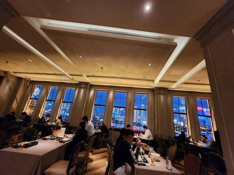 Shanghai_Mr_and_Mrs_Bund_7