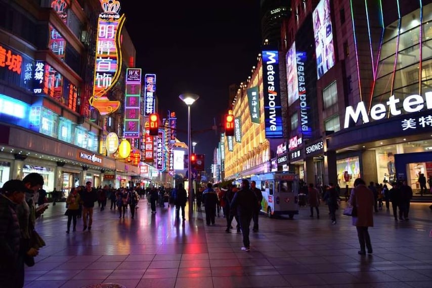 Shanghai_Nanjinglu_Street_2