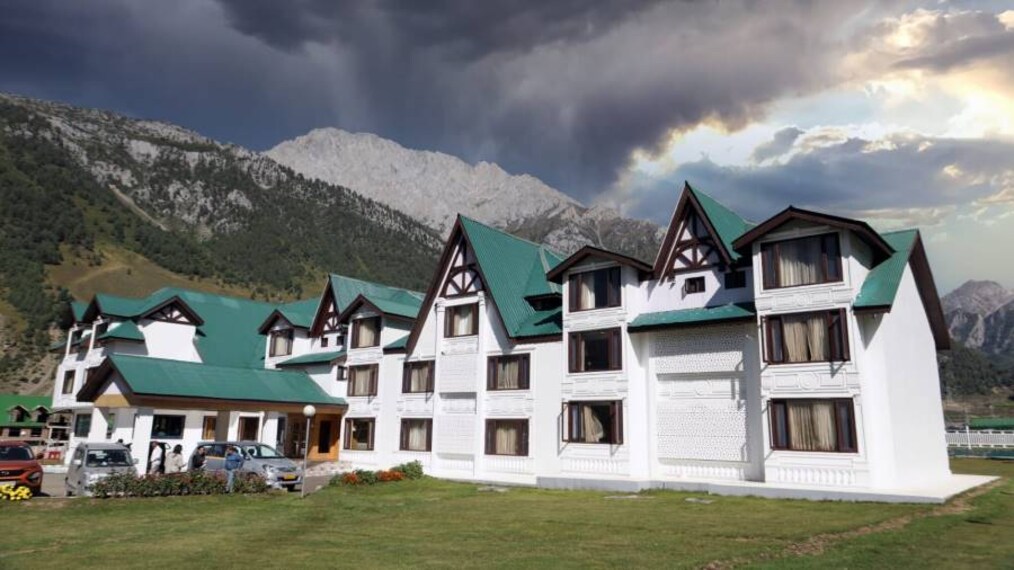 Sonmarg_Country_Inn_&_Suites_by_Radisson_Sonmarg_1