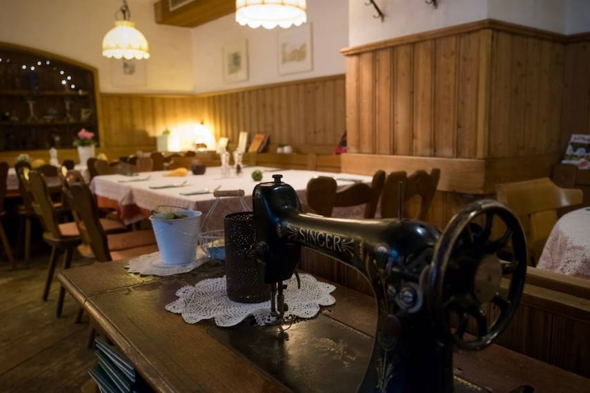 Stuttgart_Weinstube_Kachelofen_1