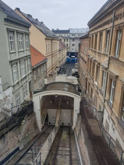 Zagreb_Oldest_Funicular_Journey_6