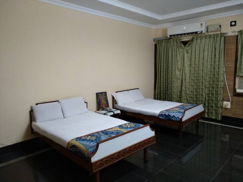 Guruvayoor_Sreevalsam_Restaurant_2