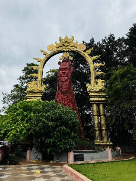 Guruvayoor_Statues_of_Maraprabhu_and_Guruyaur_Kesavan_1