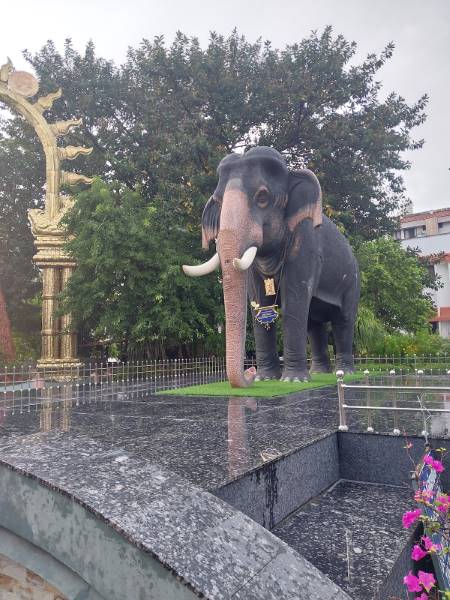 Guruvayoor_Statues_of_Maraprabhu_and_Guruyaur_Kesavan_2